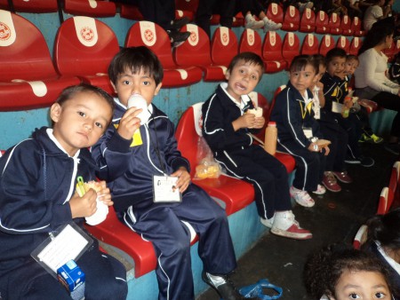 Descansando y tomando el refrigerio en el auditorio
